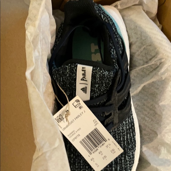 Adidas ultraboost Parley J size 5 - Picture 1 of 5
